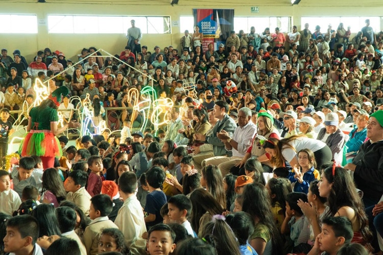 捐贈儀式在埃爾查科市中心的體育館舉行。中國電建厄瓜多爾代表處提供圖