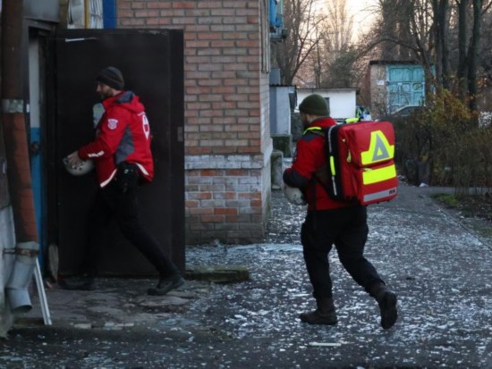 2023年11月25日，烏克蘭紅十字會救援人員在基輔市一棟遭空襲的居民樓實(shí)施清理和救助工作。新華社發(fā)（羅曼·佩圖什科夫攝）