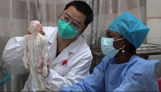 嘉興市中醫(yī)醫(yī)院郝亞波給當?shù)刂种v解中醫(yī)經(jīng)絡(luò)。新華社發(fā)