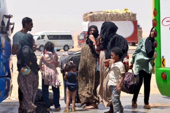  2023年4月27日，在埃及南部與蘇丹交界的阿爾根邊境口岸，人們離開蘇丹進(jìn)入埃及境內(nèi)。新華社發(fā)（拉德萬攝）