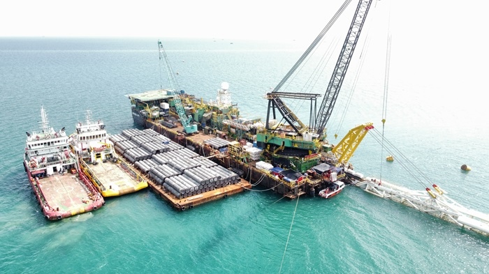 印尼拉維拉維項目52英寸海管拖拉頭準(zhǔn)確抵達(dá)登陸點。主辦方供圖