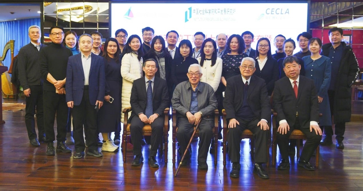 與會(huì)專家學(xué)者舉行合影。主辦方供圖