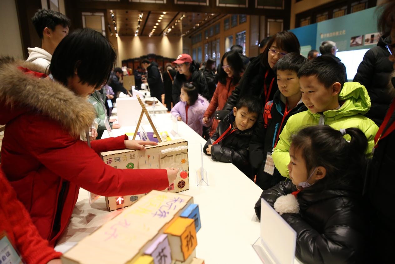 學(xué)生現(xiàn)場演示科創(chuàng)作品。主辦方供圖