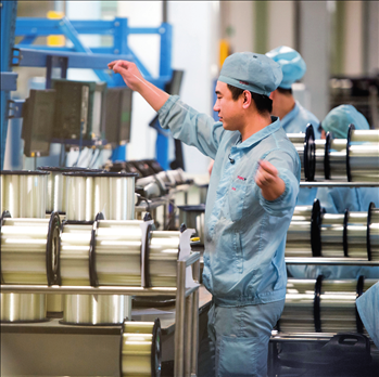 在位于武漢的長飛光纖光纜股份有限公司光纖生產(chǎn)車間內(nèi)，工作人員對光纖進(jìn)行檢測（資料圖片）。肖藝九攝/本刊