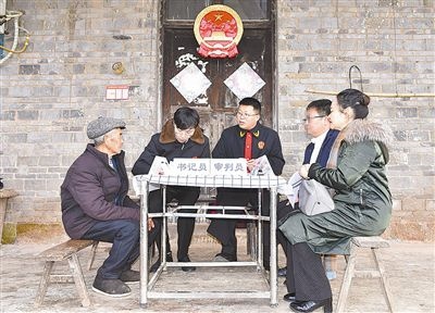  圖②：調(diào)解現(xiàn)場(chǎng)。