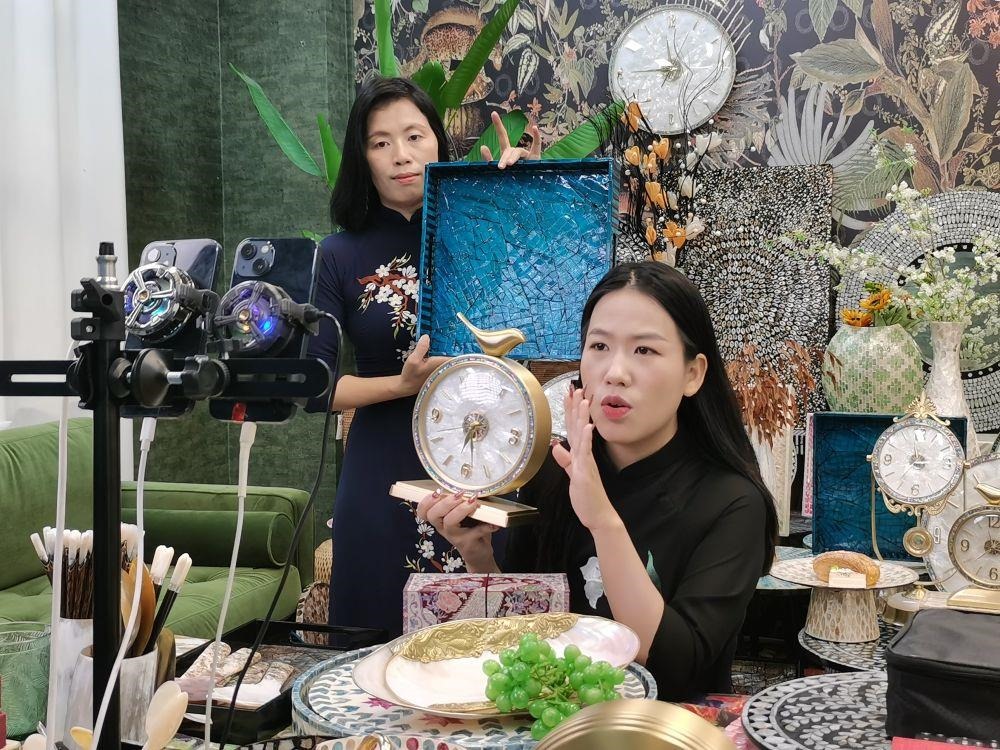 △在廣西防城港東興市一個(gè)電商直播間里，主播在進(jìn)行活動(dòng)推介。