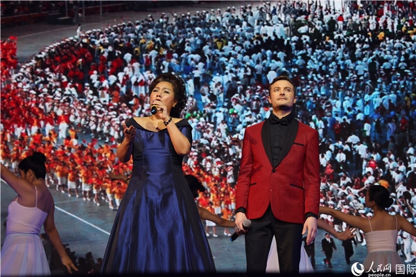 圖為中法藝術(shù)家聯(lián)袂演唱《我和你》。人民網(wǎng)記者 尚凱元攝