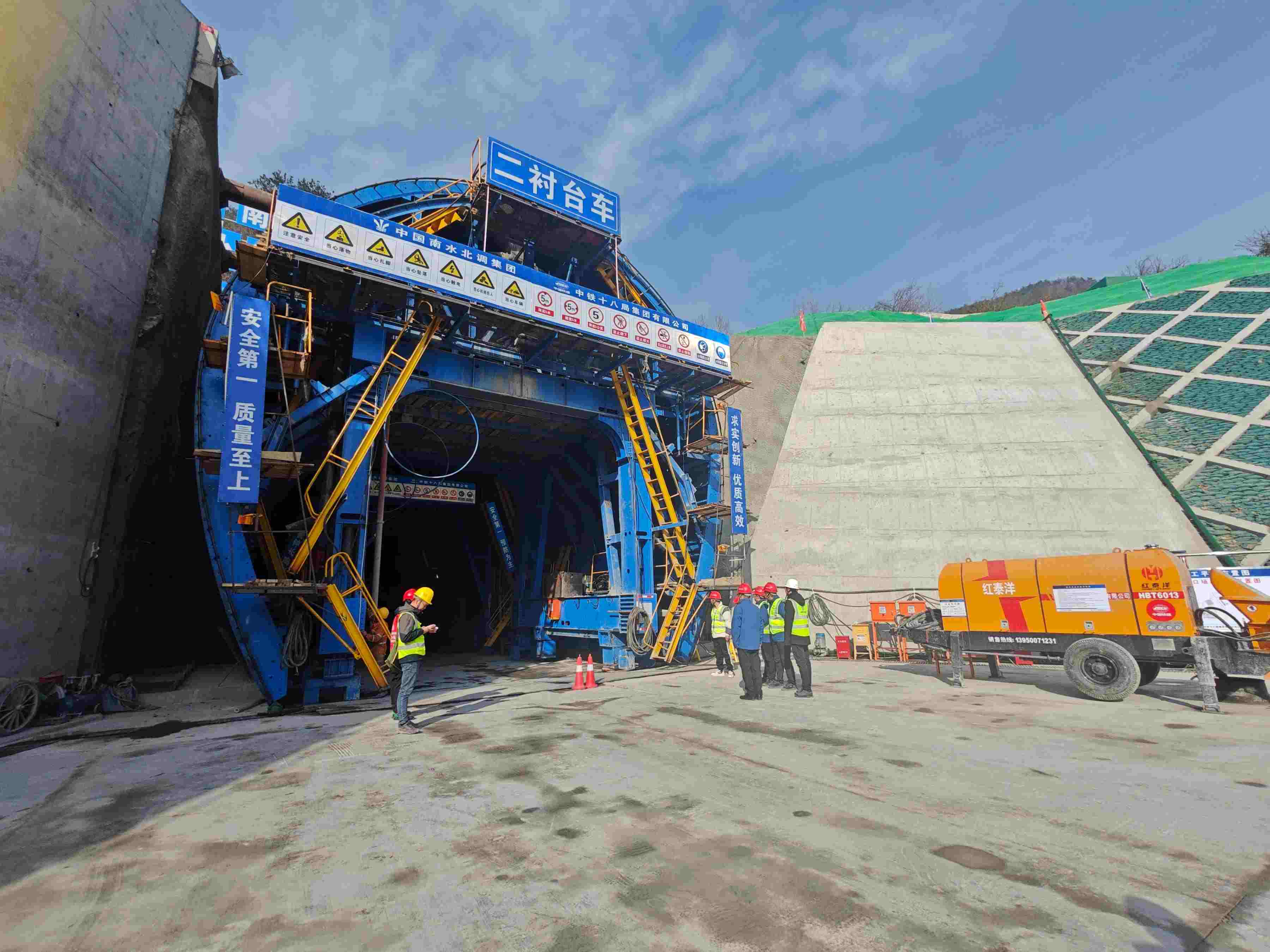 湖北省襄陽市?？悼h馬良鎮(zhèn)的引江補(bǔ)漢工程輸水隧洞8號(hào)平洞施工現(xiàn)場(chǎng)。受訪者供圖