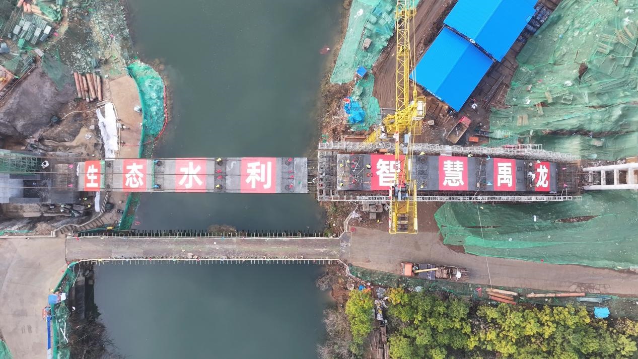 漳河灌區(qū)響水洞渡槽轉(zhuǎn)體合龍。受訪者供圖