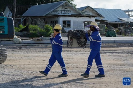 1月18日，工作人員在瑙魯艾沃港碼頭升級改造項(xiàng)目工地工作。新華社記者 王申 攝