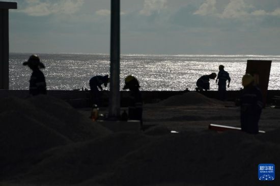 1月18日，工作人員在瑙魯艾沃港碼頭升級改造項(xiàng)目工地工作。新華社記者 王申 攝