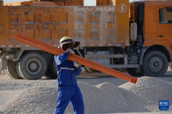 1月18日，工作人員在瑙魯艾沃港碼頭升級改造項(xiàng)目工地工作。新華社記者 王申 攝