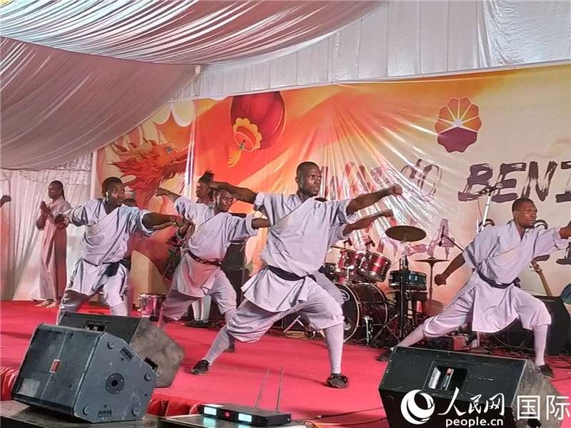 貝寧中國文化中心武術(shù)隊(duì)在進(jìn)行表演。人民網(wǎng)記者 黃培昭攝