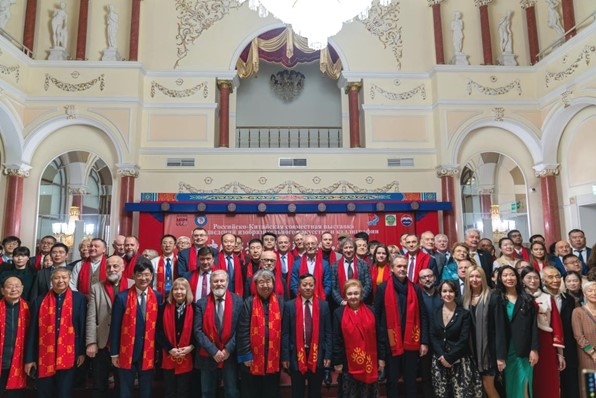 中俄書法美術作品聯展與會來賓共同合影留念。駐俄羅斯使館供圖