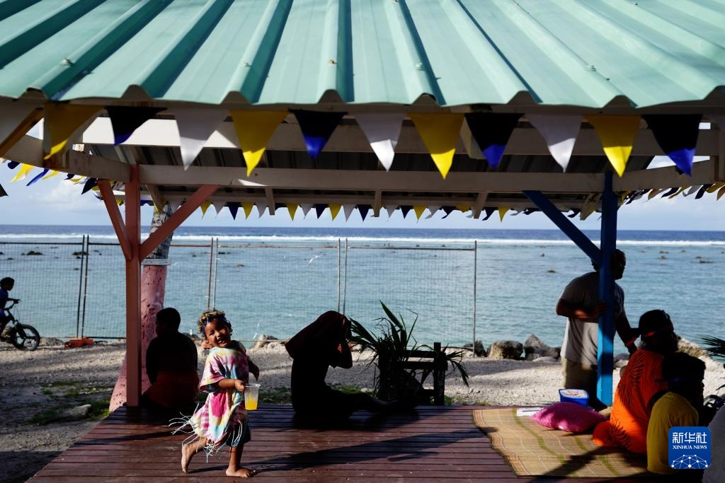 1月20日，當(dāng)?shù)厝嗽阼斠惶幒┬蓍e娛樂。新華社記者 王申 攝