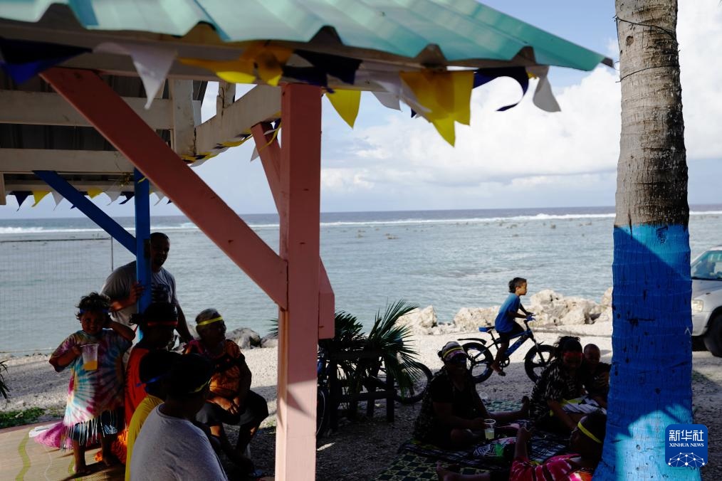 1月20日，當(dāng)?shù)厝嗽阼斠惶幒┬蓍e娛樂。新華社記者 王申 攝