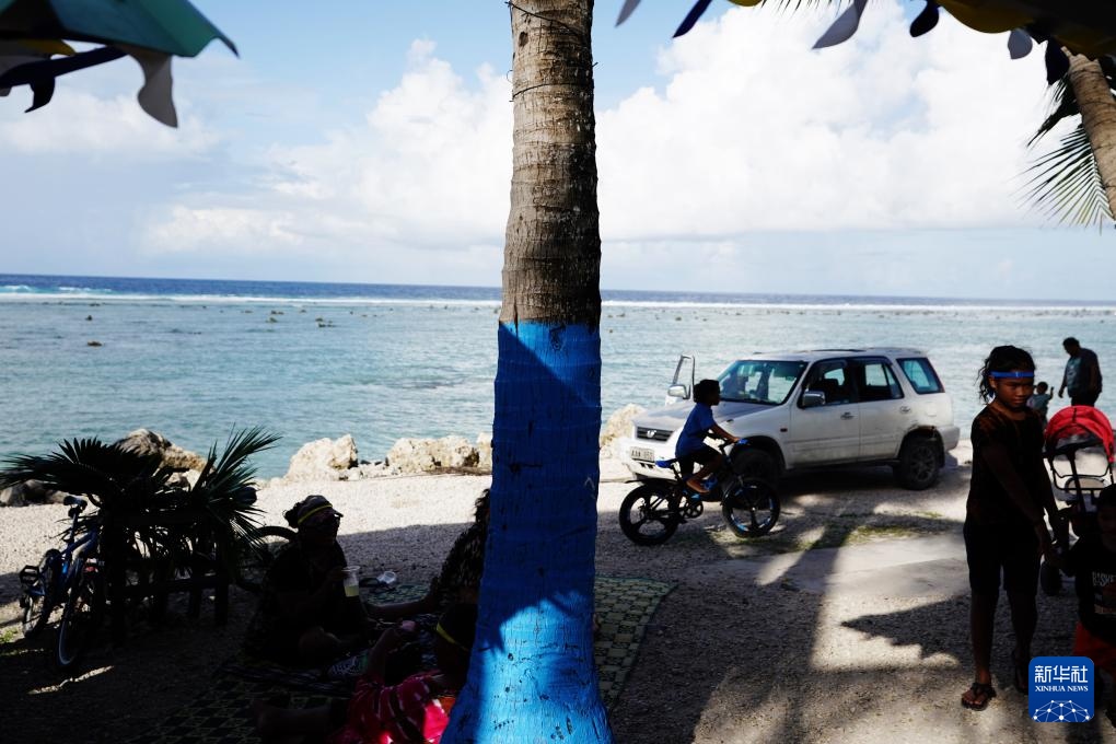 1月20日，當(dāng)?shù)厝嗽阼斠惶幒┬蓍e娛樂。新華社記者 王申 攝