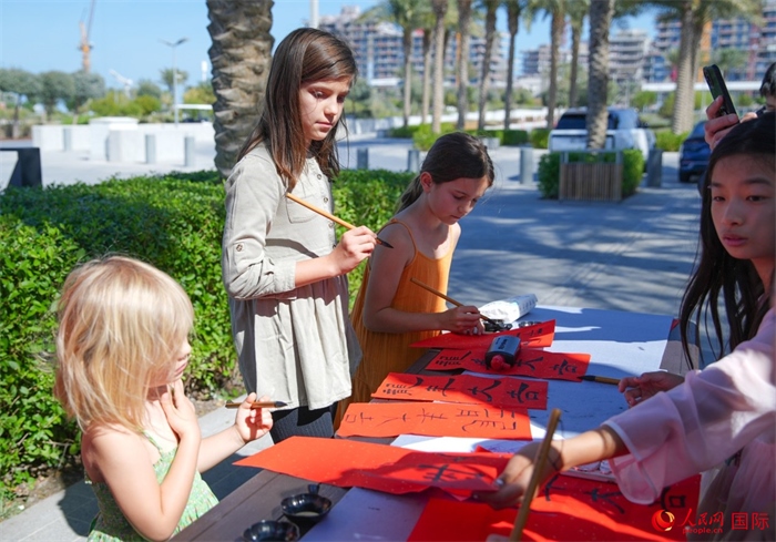 小朋友體驗書法創(chuàng)作。人民網(wǎng) 塔里克·易卜拉欣攝