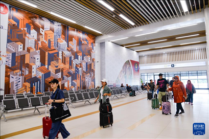 1月24日，在印度尼西亞雅加達哈利姆站，乘客在候車大廳內(nèi)行走。新華社記者 徐欽 攝