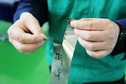 0.05毫米“手撕鎳”。 李羊攝