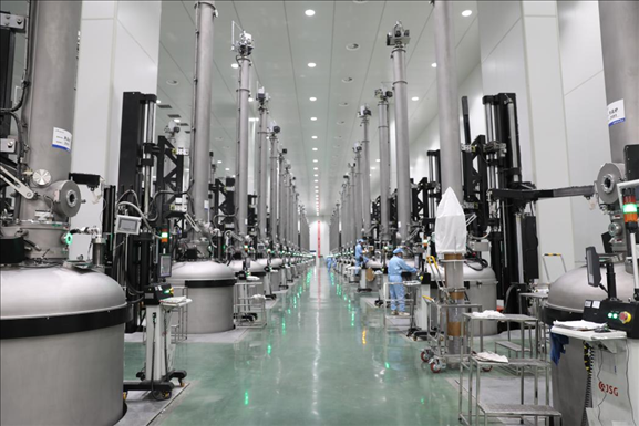 曲靖經(jīng)開區(qū)晶澳太陽能生產(chǎn)車間場景。 葉倬瑋攝