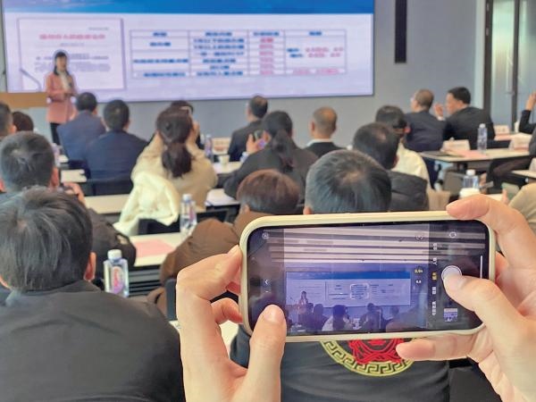 1月2日，“百團(tuán)千企出海拓市場(chǎng)增訂單”行動(dòng)啟動(dòng)。蔣文廣 攝