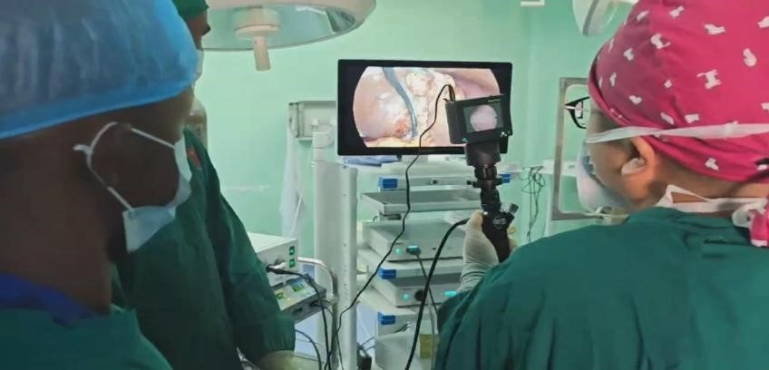 吳巍醫(yī)生（右一）在開展雙鏡聯(lián)合手術。中國援桑醫(yī)療隊供圖