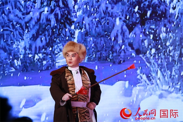 現(xiàn)代京劇《智取威虎山》選段《打虎上山》。人民網(wǎng) 許可攝