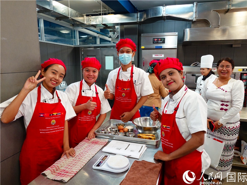 學(xué)員進(jìn)行實(shí)操練習(xí)。人民網(wǎng)記者 謝佳君攝