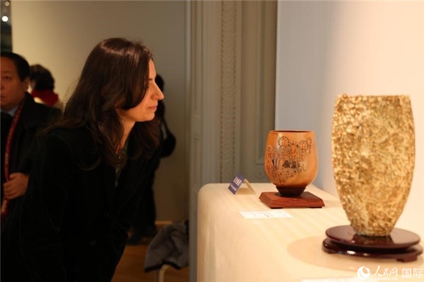 嘉賓和公眾參觀“絲路瓷行”——中國景德鎮(zhèn)陶瓷文化特展。人民網(wǎng)記者 尚凱元攝