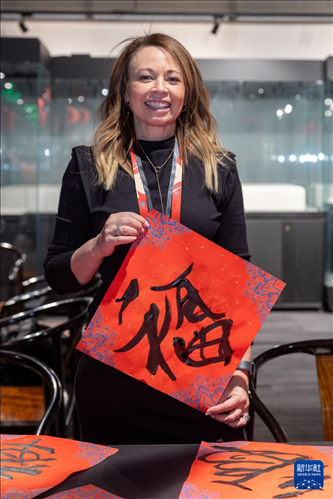 1月28日，在上海豫園舉行的民俗活動上，美國馬斯卡廷初中校長珍妮弗·李·弗里德利展示自己寫下的“福”字。 新華社記者 王翔 攝