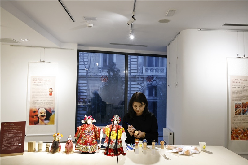 中國(guó)泉州的非遺大師制作江加走木偶頭雕刻。 布加勒斯特中國(guó)文化中心供圖_副本