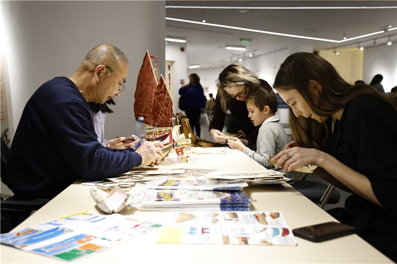 中國(guó)泉州非遺大師現(xiàn)場(chǎng)指導(dǎo)制作水密隔艙福船制造技藝。 布加勒斯特中國(guó)文化中心供圖