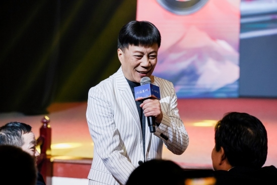 “何以中國(guó)·向海泉州”網(wǎng)絡(luò)主題活動(dòng)現(xiàn)場(chǎng)，陳百潭演出時(shí)與觀眾互動(dòng)。泉州廣播電視臺(tái)供圖