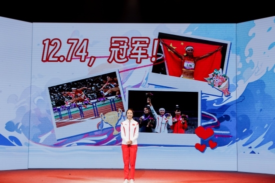 “何以中國(guó)·向海泉州”網(wǎng)絡(luò)主題活動(dòng)現(xiàn)場(chǎng)，林雨薇講述奪冠經(jīng)歷。泉州廣播電視臺(tái)供圖