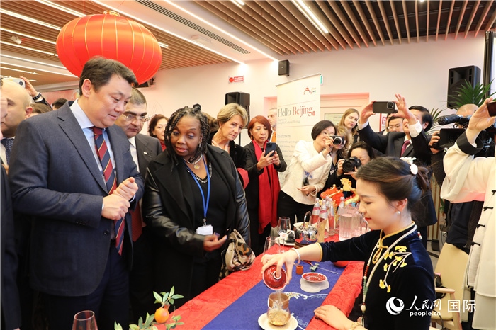 到訪嘉賓欣賞中國(guó)茶藝并品茶。 