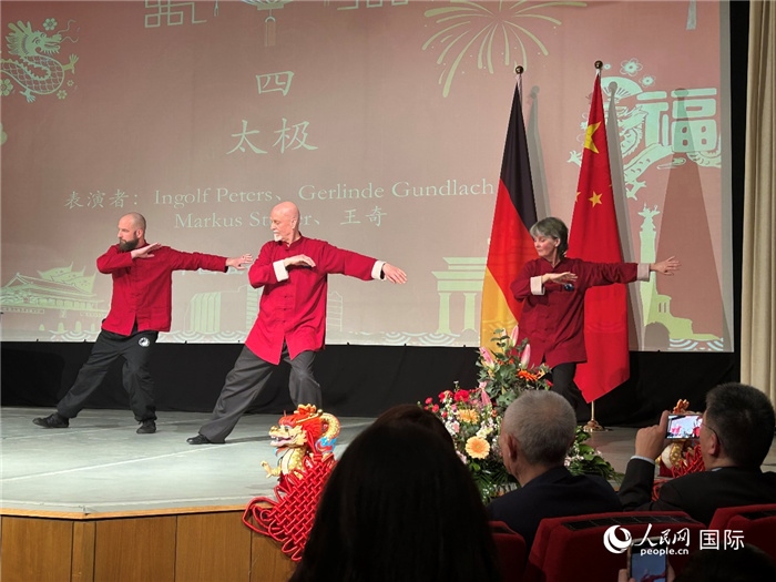 太極，表演者：Ingolf Peters、Gerlinde Gundlach、Markus Stüber