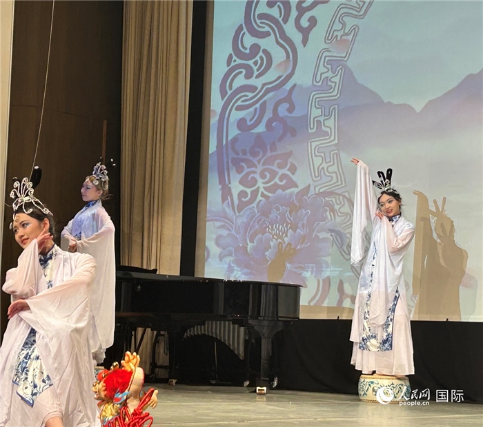 舞蹈《青花瓷》，表演者：德國(guó)中歐文化藝術(shù)交流協(xié)會(huì)