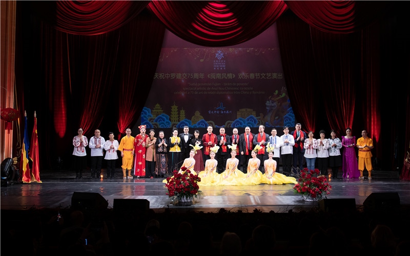 圖為韓大使、羅政府高官與泉州藝術(shù)團(tuán)演員合影。中國駐羅大使館文化處供圖。