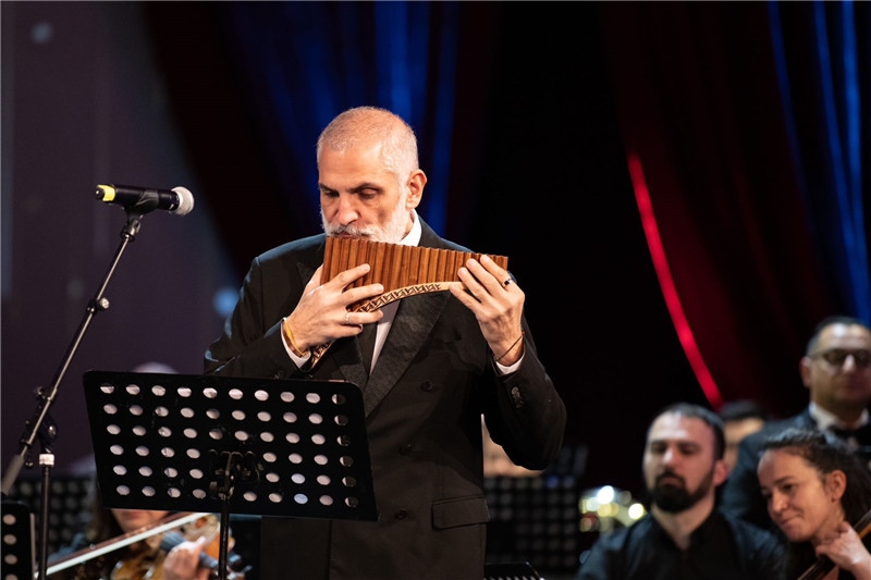 圖為著名排簫大師達(dá)米安·德拉吉奇在領(lǐng)銜演奏中國經(jīng)典曲目。 中國駐羅大使館文化處供圖。