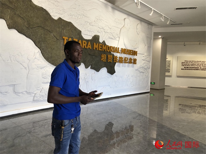 當(dāng)?shù)毓ぷ魅藛T向記者講解。人民網(wǎng)記者 黃培昭攝