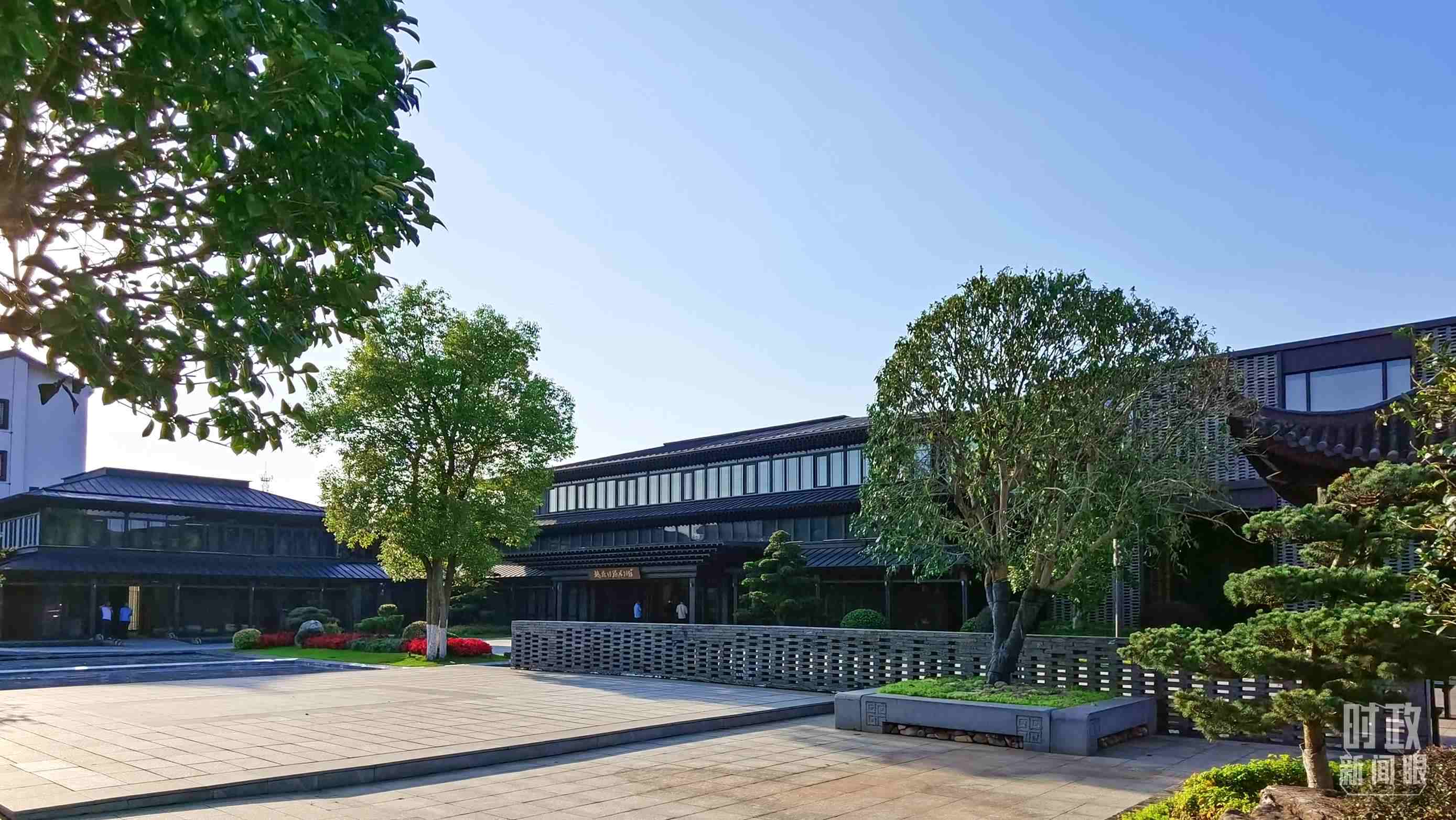 △楓橋經(jīng)驗(yàn)陳列館。2023年9月，習(xí)近平來到這里考察，強(qiáng)調(diào)要發(fā)展好新時(shí)代“楓橋經(jīng)驗(yàn)”。（總臺(tái)央視記者陳漢章拍攝）