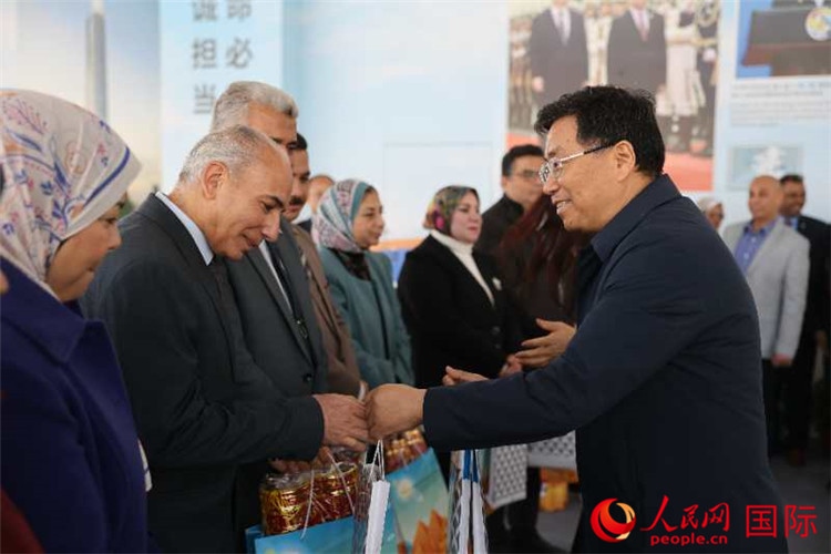 中建埃及分公司董事長常偉才為埃及師生發(fā)放新年禮包。人民網記者 黃培昭攝