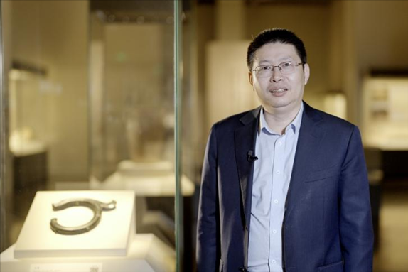 中國(guó)國(guó)家博物館副館長(zhǎng)張偉明介紹館藏C形玉龍。