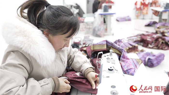 1月24日，在山東省菏澤市曹縣大集鎮(zhèn)云牧服飾有限公司，高燕正在縫制馬面裙。 人民網(wǎng)記者 袁蒙攝