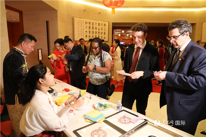 圖為美國民眾體驗(yàn)中國春節(jié)民俗。人民網(wǎng)記者 李志偉攝