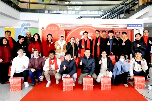天津大學同學們收到新春大禮包。校方供圖