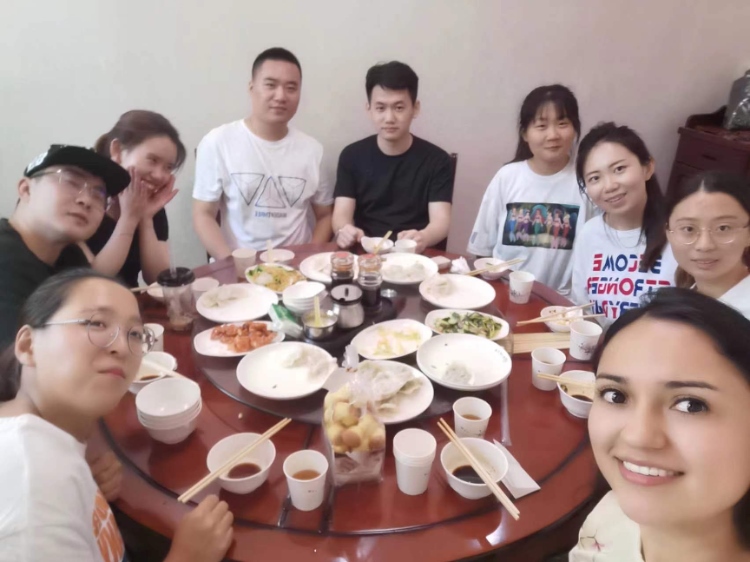 保拉與中國(guó)朋友在一起。圖片由受訪者提供