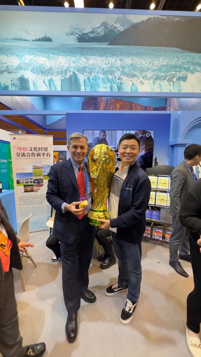 2022年，馬克西米與同事在上海。圖片由受訪者提供