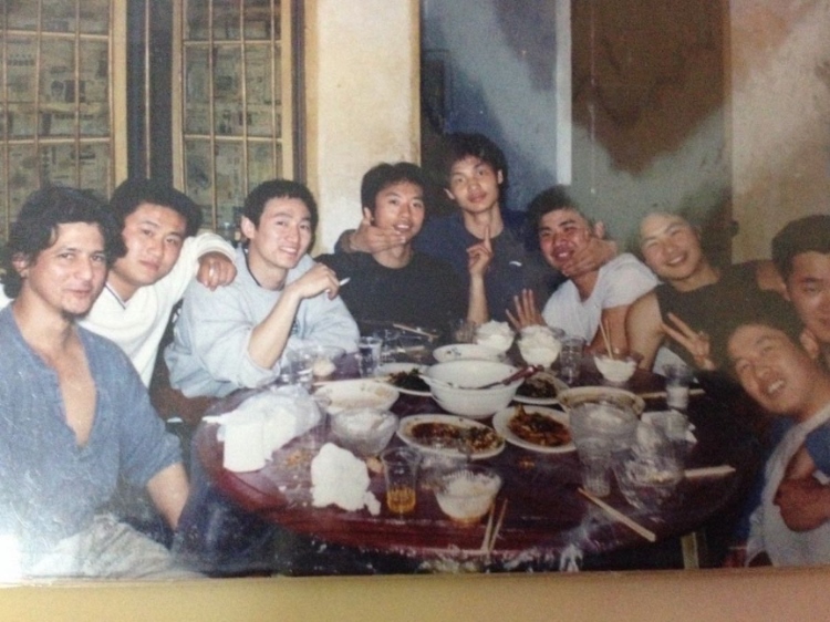 2007 年，卡洛斯·卡斯蒂略（左一）和他的中國朋友在武漢慶祝春節(jié)。圖片由受訪者提供